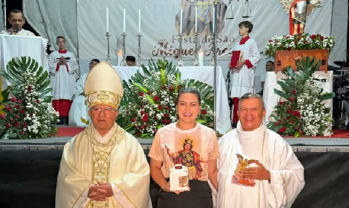 Prefeita Jussara Sales participa da abertura da Festa de São Miguel Arcanjo e celebra com multidão a fé e a tradição de Extremoz