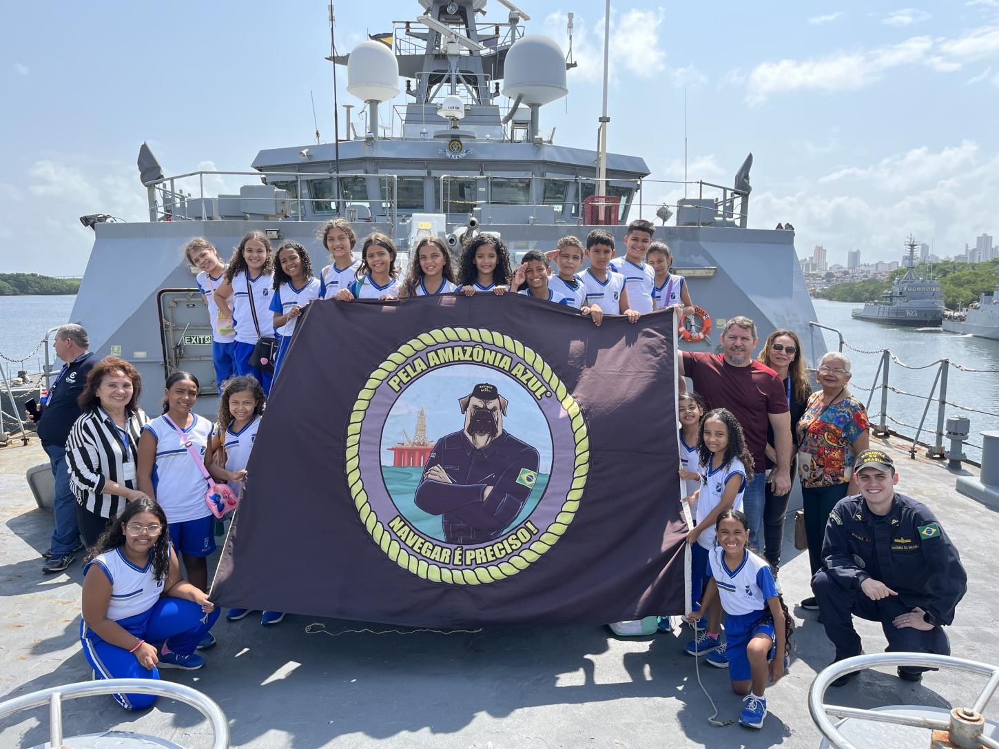 Estudantes conhecem o Navio Patrulha Oceânico Araguari