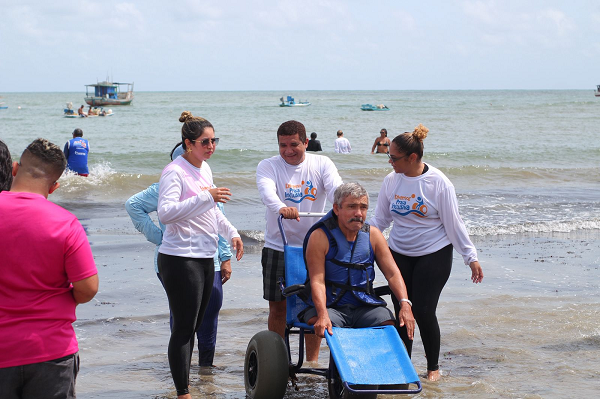 Praia Inclusiva leva acessibilidade e inclusão à Praia de Pitangui em quarta edição especial