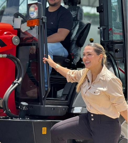 Prefeita Jussara Sales recebe retroescavadeira por meio de emenda do senador Styvenson Valentim