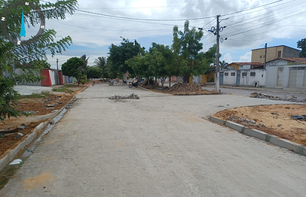 Obras de pavimentação das ruas Araçá e São Pedro avançam e se aproximam da conclusão em Extremoz