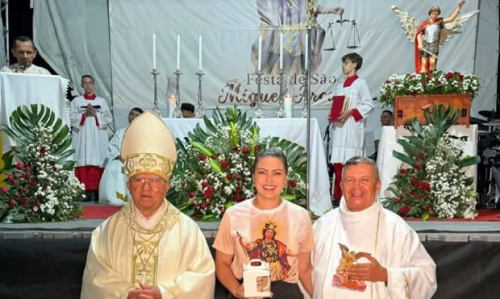 Prefeita Jussara Sales participa da abertura da Festa de São Miguel Arcanjo e celebra com multidão a fé e a tradição de Extremoz